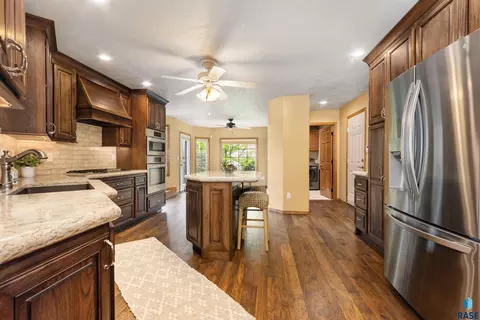 Kitchen - 6811 E Split Rock Cir, Sioux Falls, SD 57110 photo 5 of 7