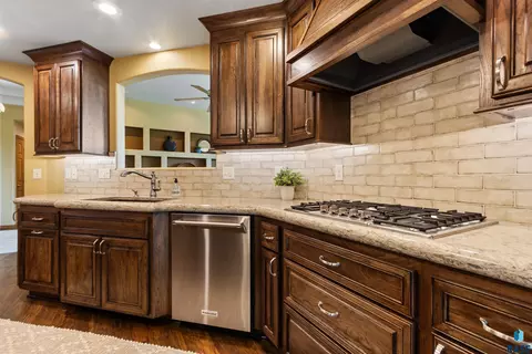 Kitchen - 6811 E Split Rock Cir, Sioux Falls, SD 57110 photo 4 of 7