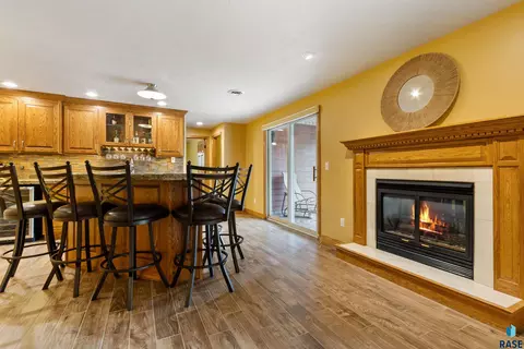 Kitchen - 6811 E Split Rock Cir, Sioux Falls, SD 57110 photo 6 of 7