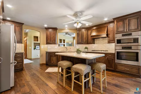 Kitchen - 6811 E Split Rock Cir, Sioux Falls, SD 57110 photo 3 of 7