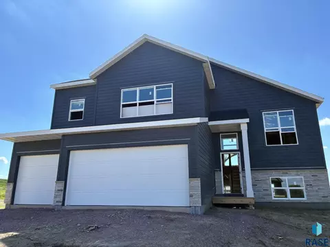 2609 S Copper Creek Ave, Sioux Falls, SD 57110