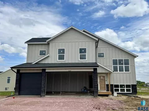 2009 N Goldberg Cir, Sioux Falls, SD 57107