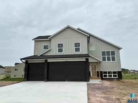 2009 N Goldberg Cir, Sioux Falls, SD 57107