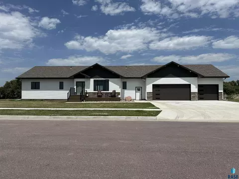 418 W 5th St, Freeman, SD 57029