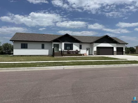 Exterior - 418 W 5th St, Freeman, SD 57029 photo 5 of 8