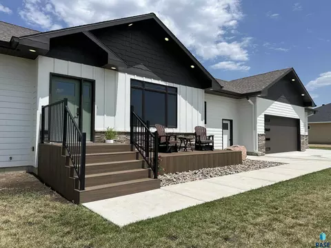 Exterior - 418 W 5th St, Freeman, SD 57029 photo 2 of 8