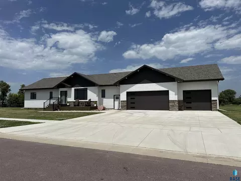 Exterior - 418 W 5th St, Freeman, SD 57029 photo 4 of 8