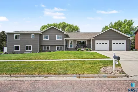 915 Twin Oaks Dr, Madison, SD 57042