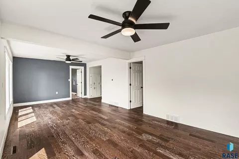 Living - 23301 448th Ave, Madison, SD 57042 photo 1 of 4
