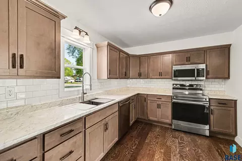 Kitchen - 23301 448th Ave, Madison, SD 57042 photo 2 of 3