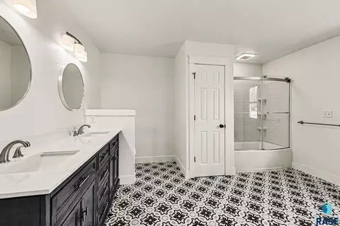 Bath - 23301 448th Ave, Madison, SD 57042 photo 3 of 3