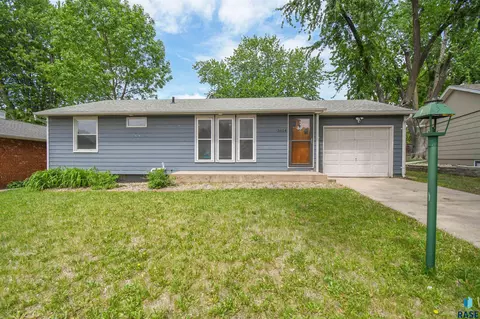 3604 E 25th St, Sioux Falls, SD 57103