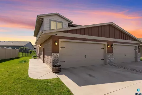 2413 S Ronsiek Ave, Sioux Falls, SD 57106