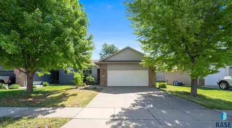 306 Emmett Trl, Harrisburg, SD 57032