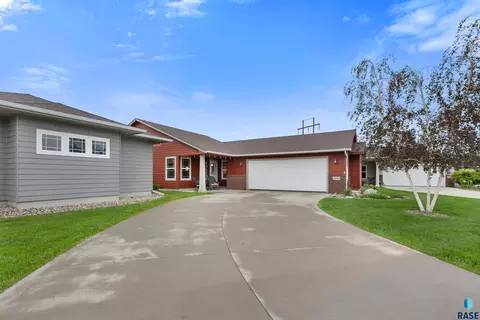 3205 S Manifold Ave, Sioux Falls, SD 57110