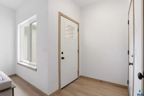 Entry Way - 3402 S Jerome Pl, Sioux Falls, SD 57106 photo 2 of 2