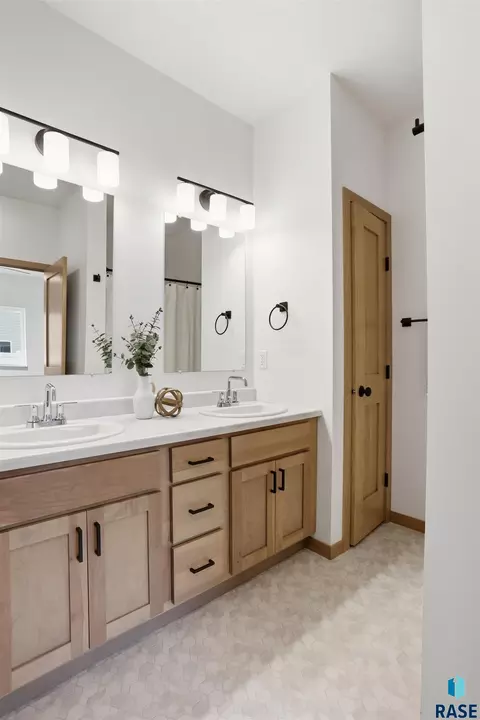 Bath - 3402 S Jerome Pl, Sioux Falls, SD 57106 photo 1 of 3