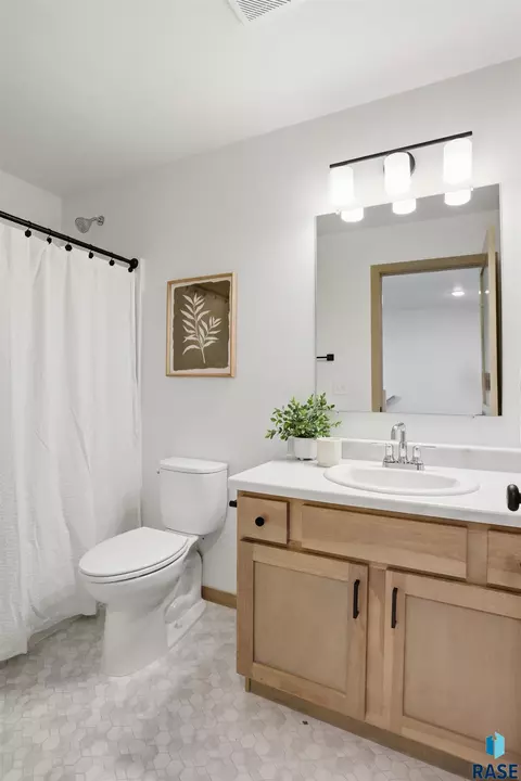 Bath - 3402 S Jerome Pl, Sioux Falls, SD 57106 photo 2 of 3