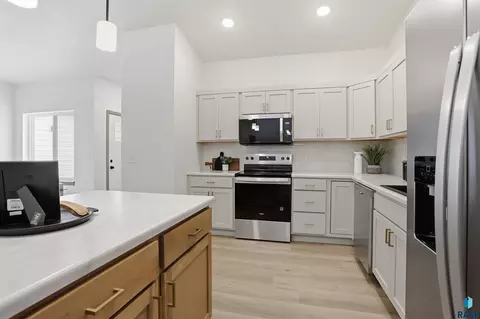 Kitchen - 3402 S Jerome Pl, Sioux Falls, SD 57106 photo 2 of 3
