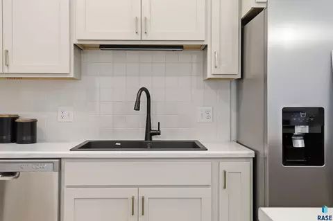 Kitchen - 3402 S Jerome Pl, Sioux Falls, SD 57106 photo 3 of 3