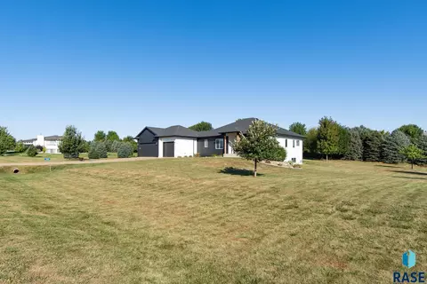 Exterior - 9010 E 33rd St, Sioux Falls, SD 57110 photo 4 of 10