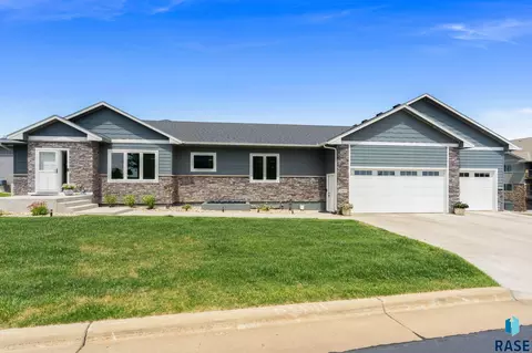 2400 W Trevi Pl, Sioux Falls, SD 57108