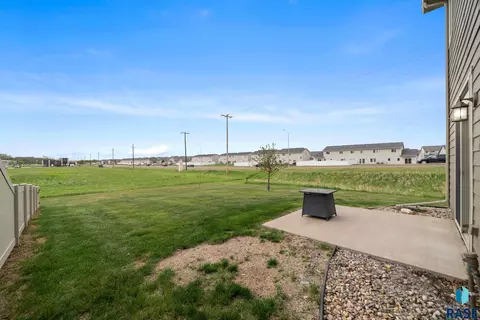 Exterior - 6012 S Plainside Pl, Sioux Falls, SD 57108 photo 7 of 10