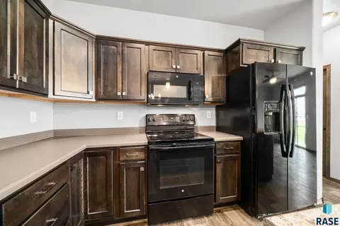 Kitchen - 6012 S Plainside Pl, Sioux Falls, SD 57108 photo 5 of 5