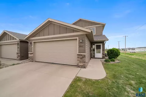 Exterior - 6012 S Plainside Pl, Sioux Falls, SD 57108 photo 4 of 10