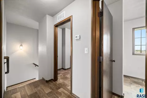 Entry Way - 6012 S Plainside Pl, Sioux Falls, SD 57108 photo 2 of 3