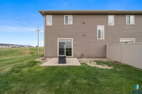 Exterior - 6012 S Plainside Pl, Sioux Falls, SD 57108 photo 6 of 10