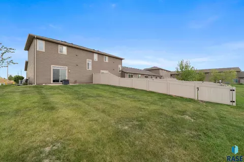 Exterior - 6012 S Plainside Pl, Sioux Falls, SD 57108 photo 9 of 10
