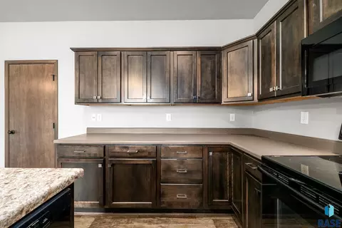 Kitchen - 6012 S Plainside Pl, Sioux Falls, SD 57108 photo 4 of 5