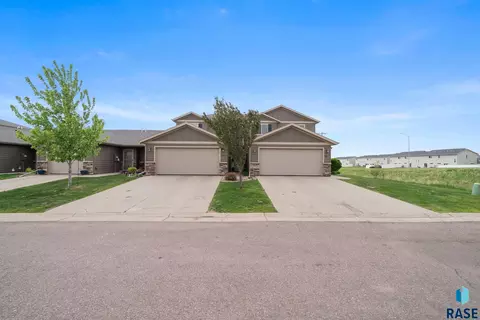 Exterior - 6012 S Plainside Pl, Sioux Falls, SD 57108 photo 3 of 10