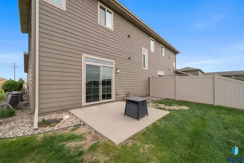Exterior - 6012 S Plainside Pl, Sioux Falls, SD 57108 photo 5 of 10
