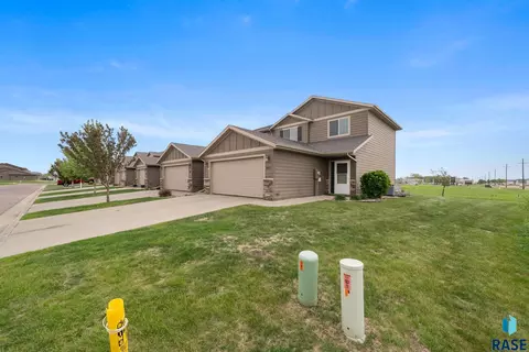 Exterior - 6012 S Plainside Pl, Sioux Falls, SD 57108 photo 2 of 10