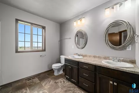 Bath - 6012 S Plainside Pl, Sioux Falls, SD 57108 photo 3 of 4