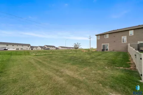 Exterior - 6012 S Plainside Pl, Sioux Falls, SD 57108 photo 8 of 10