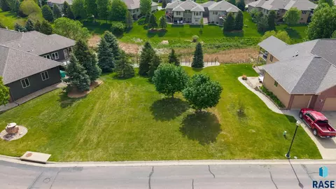 5704 S Lazy Ridge Pl, Sioux Falls, SD 57108