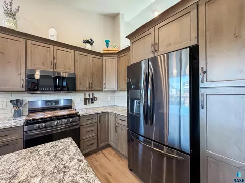 Kitchen - 5308 E 63rd St, Sioux Falls, SD 57108 photo 5 of 5