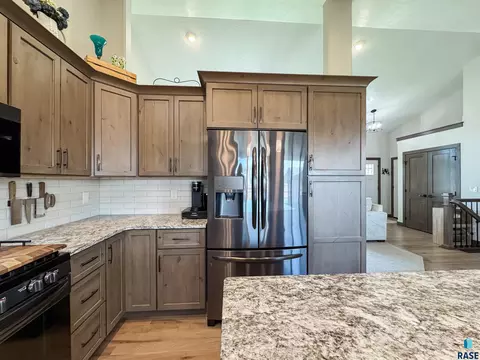 Kitchen - 5308 E 63rd St, Sioux Falls, SD 57108 photo 4 of 5