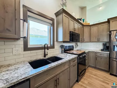 Kitchen - 5308 E 63rd St, Sioux Falls, SD 57108 photo 3 of 5