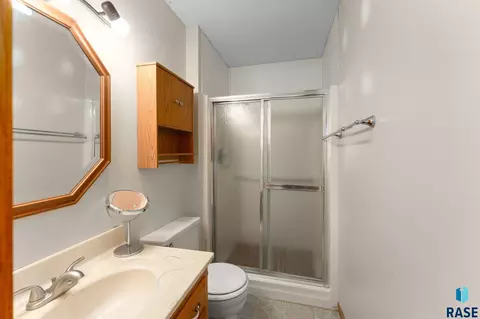 Bath - 108 N Maple Ave, Brandon, SD 57005 photo 2 of 3