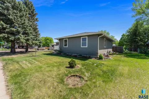 Exterior - 108 N Maple Ave, Brandon, SD 57005 photo 4 of 7
