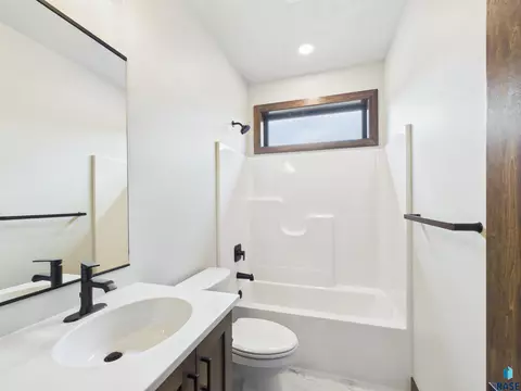 Bath - 23346 451 Ave, Madison, SD 57042 photo 4 of 4