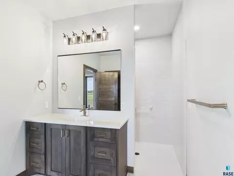 Bath - 23346 451 Ave, Madison, SD 57042 photo 3 of 4