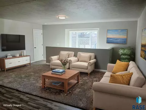 Living - 313 N Willow Ave, Sioux Falls, SD 57104 photo 1 of 1