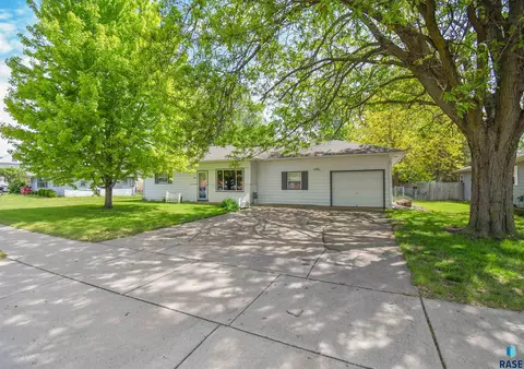 720 S Main St, Lennox, SD 57039