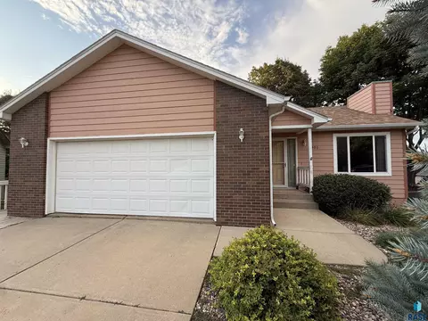 4901 S Shamrock Cir, Sioux Falls, SD 57106