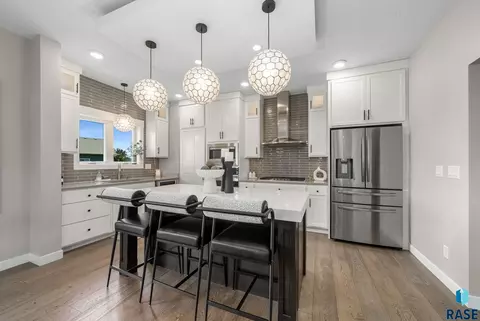 Kitchen - 2308 S Durango Dr, Sioux Falls, SD 57110 photo 6 of 10